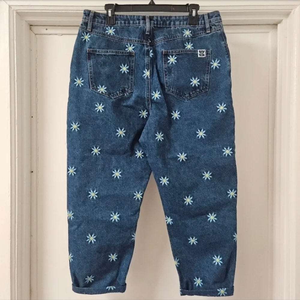 76 LUCY & YAK EMBROIDERED DAISY - MAE DANA MOM JEANS SIZE 34R - Picture 4 of 10